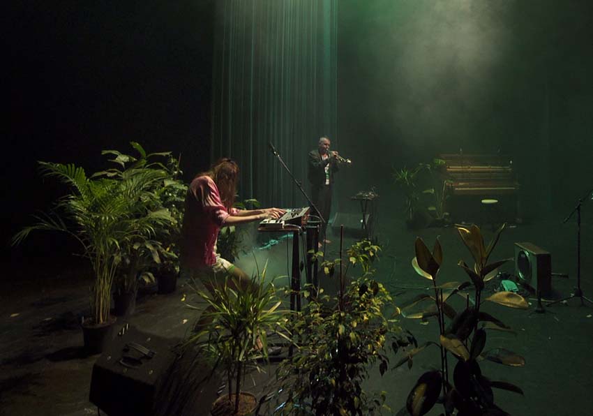 Un hombre y una mujer actuando en un concierto